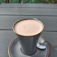 Vegan hot chocolate on sunny terrasse at Pool Cafe in Hathersage