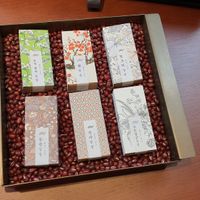 display of Yanggaeng with red beans at Guemokdang - Insadong 금옥당 in Seoul