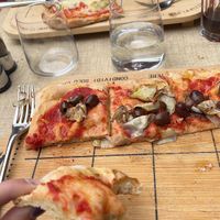 Marinara pizza with olives and artichoke  at La Fontana Bellagio dei F.lli Patroni in Bellagio