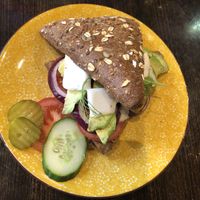 Sandwich with avocado, tomatoes, red onions and vegan feta  at Ome Jeu in Roermond