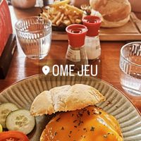 Broodje jackfruit en plant based burger at Ome Jeu in Roermond