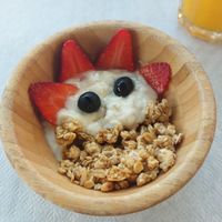 Iogurte vegan com granola e fruta at Turquesa in Setubal