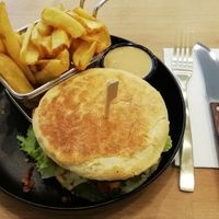 Pulled Beef Burger (vegan) mit Pommes und Tahini Dip at Pans Kitchen in Hildesheim