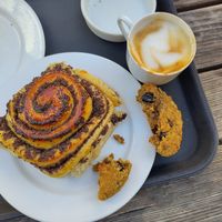 Oat milk cortado, vegan oat cookie and poppyseed bun at Brotklappe Cafe & Bäckerei in Weimar