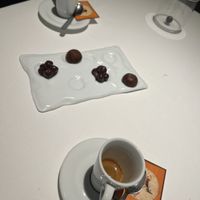 Assaggio di pasticceria con caffè   at Hostaria L'Arca in Alba Adriatica