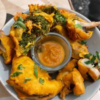 Vegetables in chickpea tempura at Da Prata 52 in Lisbon