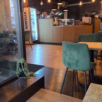 Blick nach innen vom Fensterplatz aus at BaliBowls in Berlin