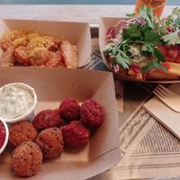 Curryvurst oben links, falafel unten links und attila (fries mit Guacamole) at FritzMitte in Weimar