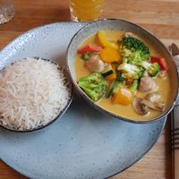 Schön angerichtetes Thai-Curry at Strandliebe in Neustadt