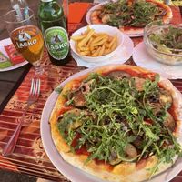 Zwei Pizzen mit Gemüse (ohne Käse), Pommes und Gemischten Salat  at Prego in Portoroz
