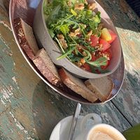 Hummus Bowl und Kaffee mit Hafermilch  at Café Menthe in Frankfurt