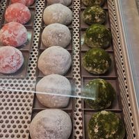 Fruita vermella, anko (azukis) i te macha (opció vegana), les tres classes de mochis vegans. at Niji Mochis in Barcelona