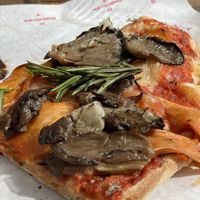 Letztes Stück Pinsa Vegiana Jons  at Daintree Pinsa Bar in Munich