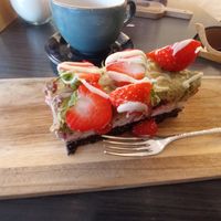Erdbeer-Pistazien Kuchen at Manuto Café in Tuttlingen