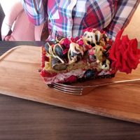 Heidelbeer-Pistazien Kuchen at Manuto Café in Tuttlingen