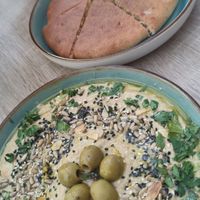 hausgemachter hummus mit pita brot at Bojtorina Vegan Kitchen in Sopron