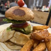 Mushroom and avocado “sandwich” with chips  #Veganuary at Heaven Burger in Chiang Rai
