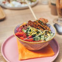 Hawaïaanse pokèbowl tempeh  at Frank & Charlie in Enschede