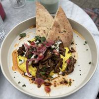 Mushroom Shawarma mit Hummus, enthält Gluten  at Frank & Charlie in Enschede