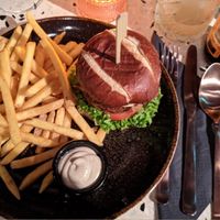 Vegan b*yond m**t patty, Bretzel like buns and truffle mayo at The 5th in Utrecht