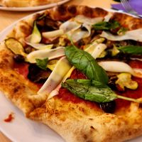 Vegeteriana pizza made with vegan cheese at New Bridge Sprizza in Florence
