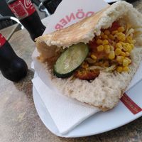 Falafel-Döner, was außer Falafel in den Döner kommt, kann man selbst wählen. at Dönapolis in Heidelberg