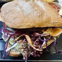 Veganer Burger mit knusprigen dunklen Brötchen   at BurgerChuchi in Winterthur