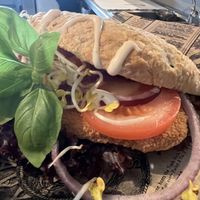 Fladenbrot mit veganem Knusperschnitzel und Guacamole  at Seaside 26 in Friedrichskoog