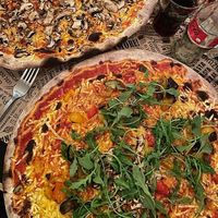 Vegane Funghi und vegane Gemüsepizza at L'Osteria in Karlsruhe