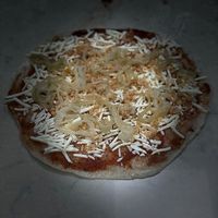 Pizza Cactus con atún vegano y mozzarella vegana apunto de entrar al horno at Es Cactus in Menorca