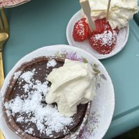 Chocolade toetje en aardbeien met plantaardige creme  at Vakantieboerderij Huize Nuis in Noordbeemster