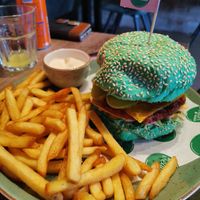 Hamburger mit Fritten und Tahin-Mayo at Mr. Vegan Foodbar in Apeldoorn