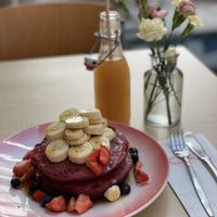 The blue magic deluxe pancakes: banana, strawberries, blueberries, Canadian maple syrup  at Moak Pancakes - Pijp in Amsterdam