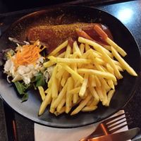 Vegane Currywurst mit Pommes und kleinen Salat at KABINE Restaurant in Essen