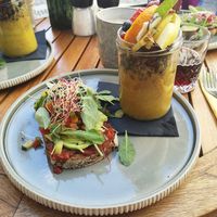 Malefiz Frühstück mit Mango smoothie Bowl mit tollem Granola at Malefiz Café & Bar in Regensburg