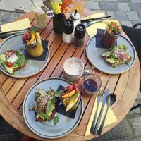 Verschiedene Frühstücksoptionen, rechts eine Bowl mit Beeren at Malefiz Café & Bar in Regensburg