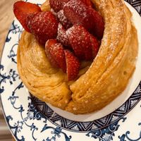 Brioche aux fraises avec crème en son milieu.  at Brioche Atelier in Gembloux