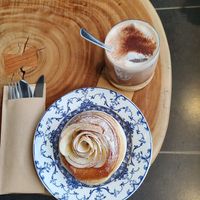 Chocolat froid et brioche à la pomme at Brioche Atelier in Gembloux