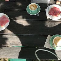 Cappuccino mit Hafermilch und veganer Erdbeerkuchen   at Hofstube Gut Blockshagen in Mielkendorf