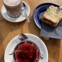Vegane heiße Schoki, Hibiskus-Salbei-Tee und Zitronenkuchen  at Café Johanna in Hamburg