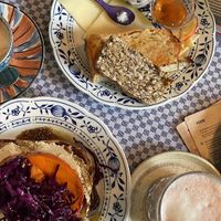 Mein Gericht ist vegan (Brot mit Kürbis) das andere vegetarisch  at Café Johanna in Hamburg