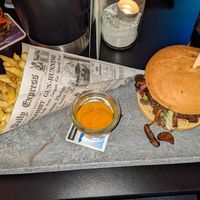 Waldpilzburger und Fries at Gustavs Biergarten in Bern