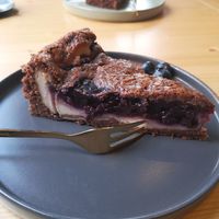 Käsekuchen mit Waldheidelbeeren at drei&zwanzig in Karlsruhe