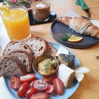 Frühstücksteller für eine Person - leider mittlerweile deutlich kleiner. at drei&zwanzig in Karlsruhe