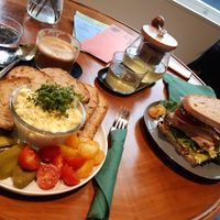 no-egg-salad with bread and veggies / sandwich / flat white and tea at drei&zwanzig in Karlsruhe