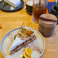 KarottenTorte mit DarkSchoko 86% sowie LimettenKäsetorte im Hintergrund at drei&zwanzig in Karlsruhe