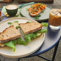 Camempear mit Salat, Laxstulle, Cappuccino und Iced Coffee at drei&zwanzig in Karlsruhe
