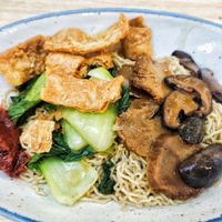 kolo mee, their best seller, my favorite here, came with free tasty soup 😋 at The Good Food Life in Central Singapore