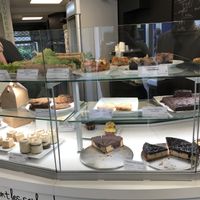 Food counter at Vegan Folie's in Paris