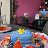 De berry blues met aardbeien, blauwe bessen, citroen crumble en maple syrup.  at Pancake District in Dordrecht